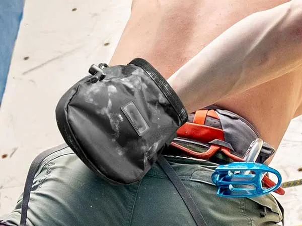 Bolsa de magnesio con acceso ergonómico con una sola mano.