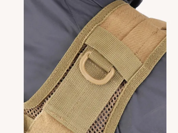 Регулируемая посадка на плечах и поясе.