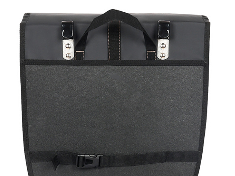Bike Panniers 13 Tool-Free Attachment & Removal on a bike pannier bag